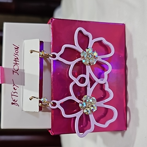 NWT BETSEY JOHNSON FLOWER EARRINGS 💜 - Picture 3 of 11